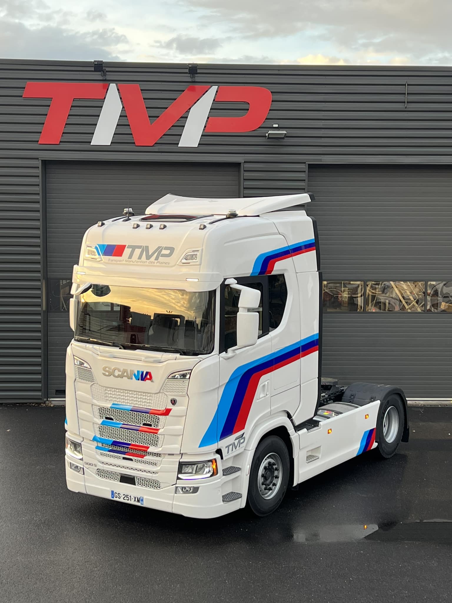 Camion pour livraison de bardage et couverture