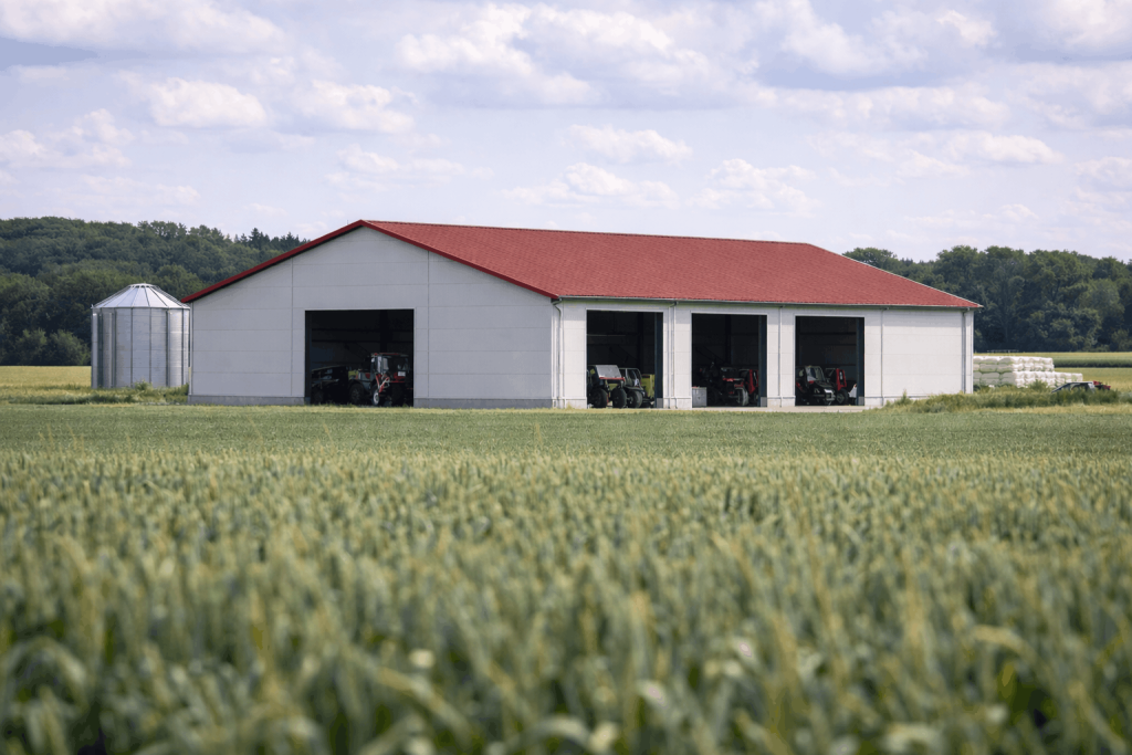 Batiment agricole en panneaux sandwich RAL 8012